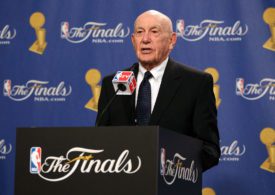 Jack Ramsay an einem NBA-Rednerpult