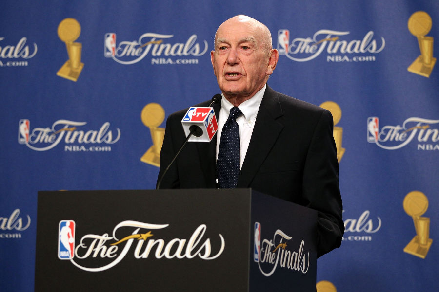 Jack Ramsay an einem NBA-Rednerpult