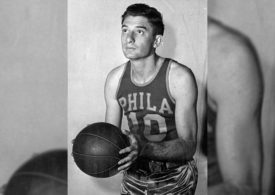 Ein Schwarz-Weiß Bild von dem Basketballspieler Joe Fulks