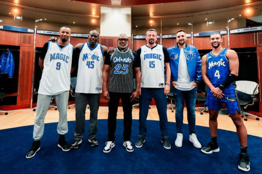 Spieler und Funktionäre der Orlando Magic in den neuen Jerseys