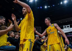 Basketballer klatschen mit Fans ab