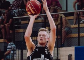 Ein Basketballer beim Wurf