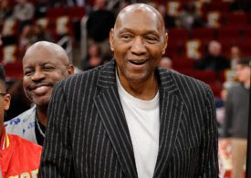 Ex-Basketballer Elvin Hayes in einem Sakko