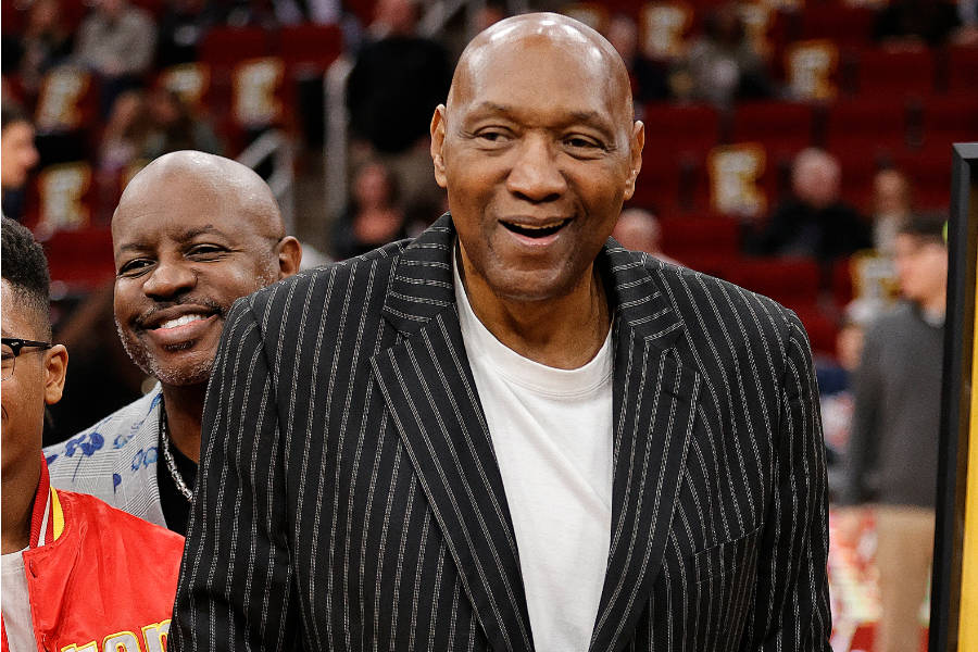 Ex-Basketballer Elvin Hayes in einem Sakko