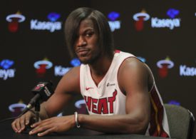 Jimmy Butler mit Emo-Frisur bei einer Pressekonferenz