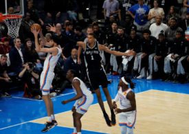 Ein Basketballspieler versucht den Dunking, ein anderer will ihn blocken