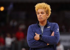 Basketball-Trainerin Teresa Weatherspoon verschränkt die Arme