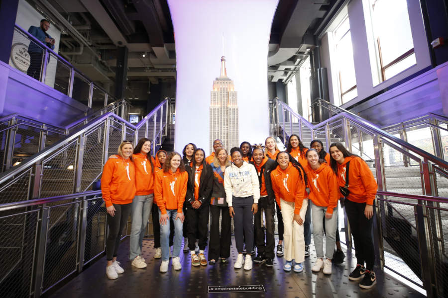 Basketballerinnen im orangen WNBA-Hoodie