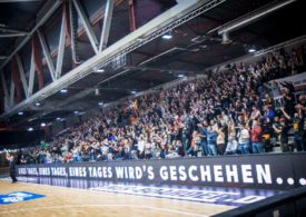 Eine Zuschauertribüne bei einem Basketballspiel