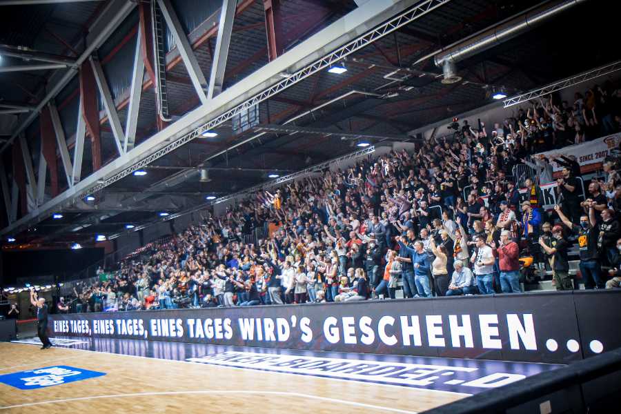 Eine Zuschauertribüne bei einem Basketballspiel