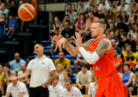 Basketballer Daniel Theis von Team Deutschland wirft den Ball
