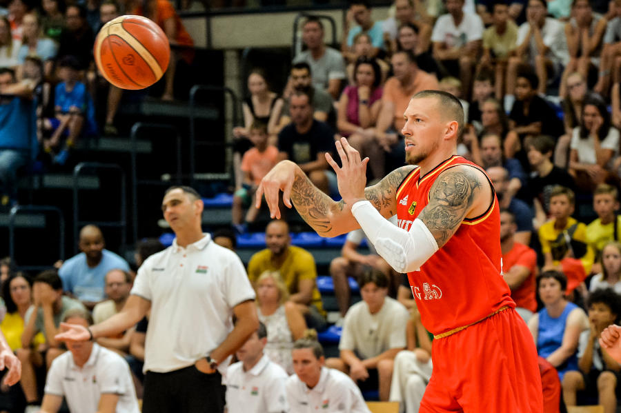 Basketballer Daniel Theis von Team Deutschland wirft den Ball