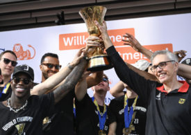 Titel-Coach Herbert bei der Vorstellung von „Eine Nacht aus Gold“