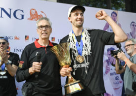 Basketball-Bundestrainer Gordie Herbert und Moritz Wagner mit dem Weltmeister-Pokal