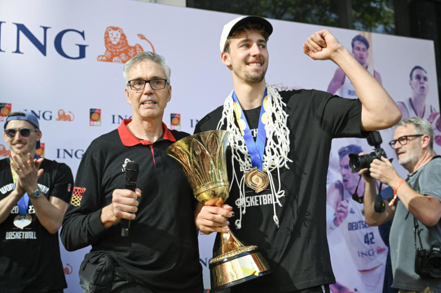 Basketball-Bundestrainer Gordie Herbert und Moritz Wagner mit dem Weltmeister-Pokal