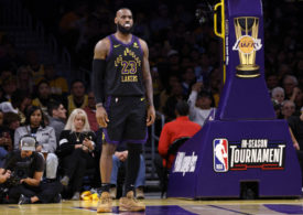 Lebron James im dunkeln Lakers-Jersey