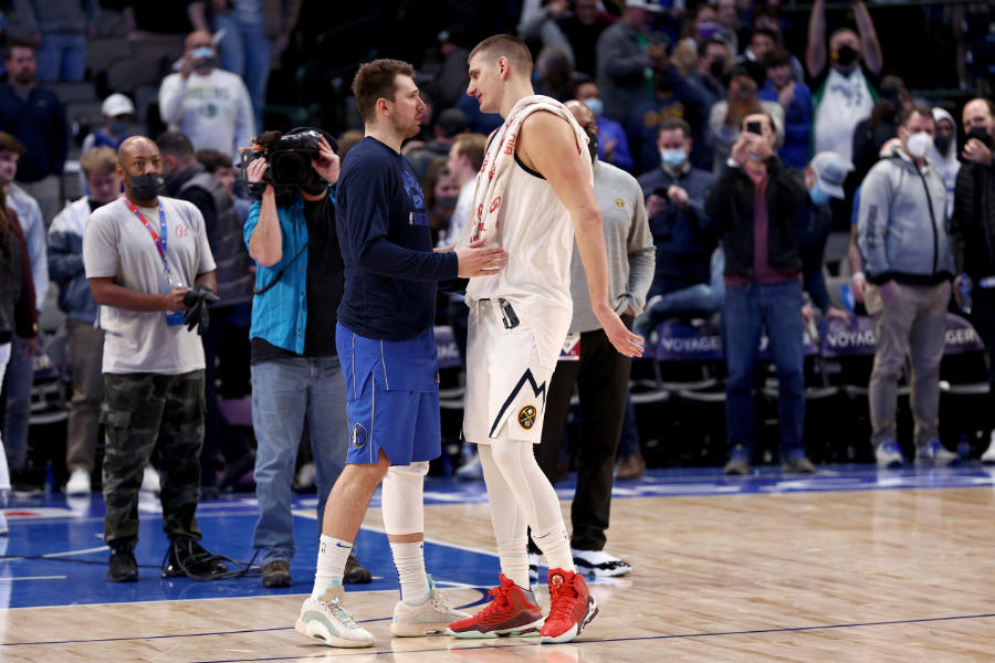 Zwei Basketballer unterhalten sich