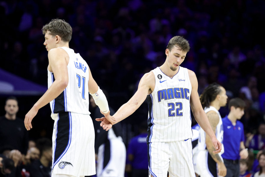 Moritz und Franz Wagner von den Orlando Magic klatschen ab