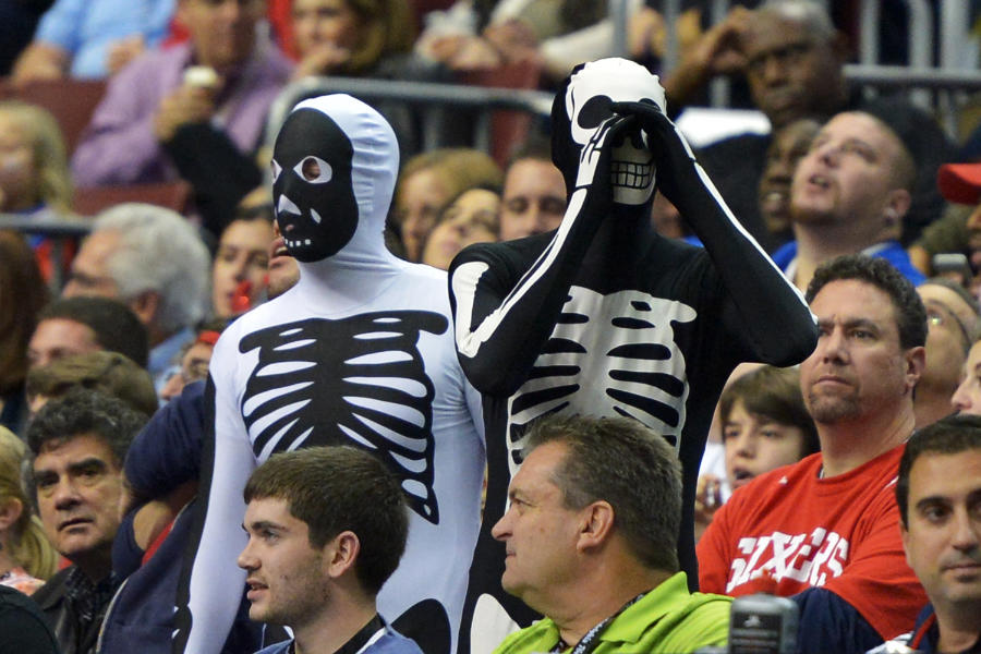 Basketball-Fans auf der Tribüne mit Halloween-Kostümen