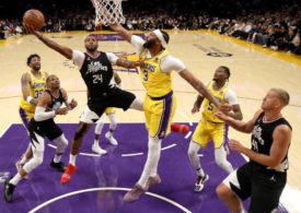 Viele Basketballer unter dem Korb
