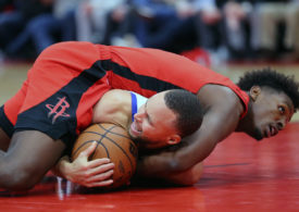 Zwei Basketballer liegen auf dem Boden und kämpfen um den Ball