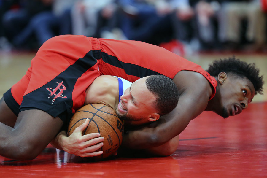 Zwei Basketballer liegen auf dem Boden und kämpfen um den Ball