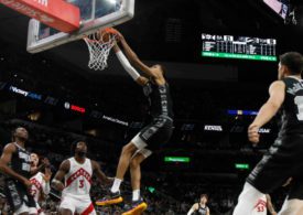 Ein Basketballer macht einen Dunking