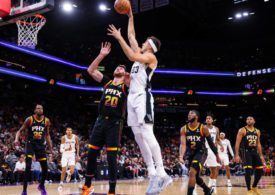Basketballer beim Zweikampf unter dem Korb
