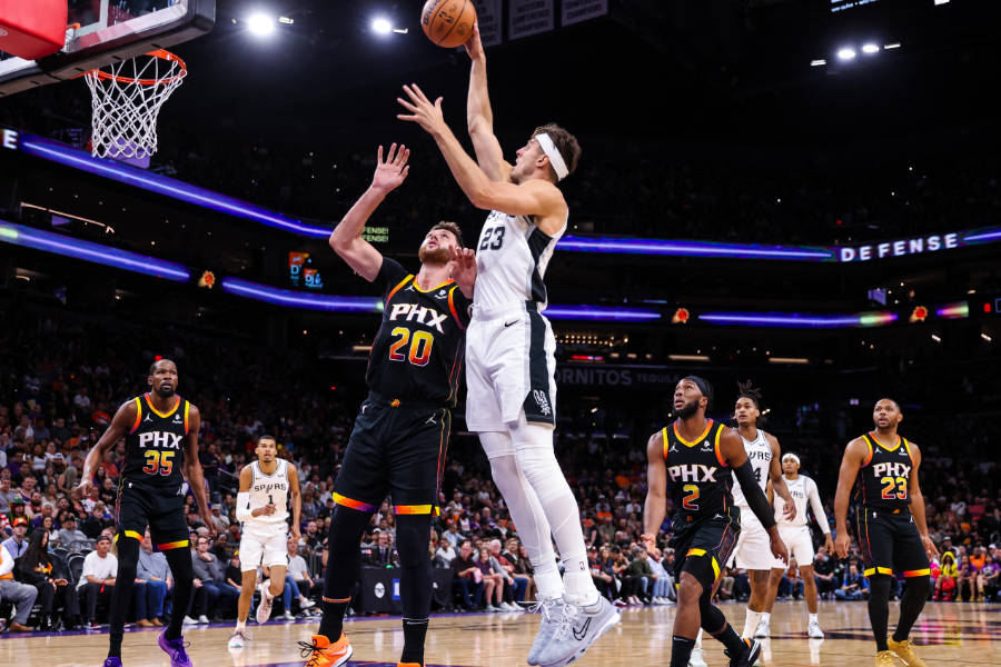 Basketballer beim Zweikampf unter dem Korb