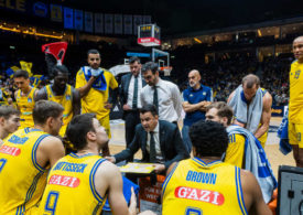 Die Spieler von Alba Berlin beim Timeout mit dem Trainer