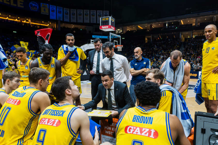 Die Spieler von Alba Berlin beim Timeout mit dem Trainer