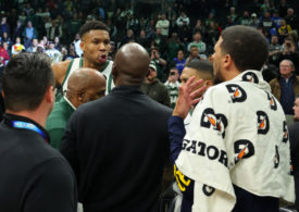 Zwei Basketballspieler diskutieren nach dem SPiel