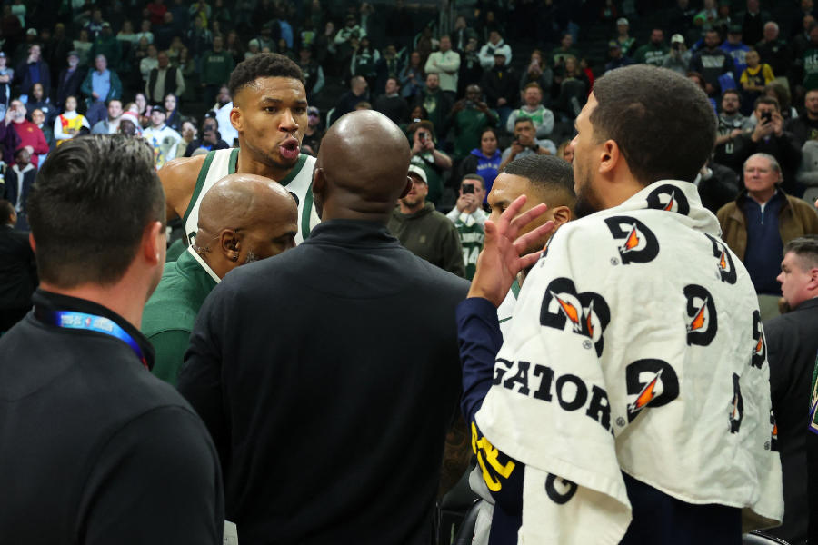 Zwei Basketballspieler diskutieren nach dem SPiel