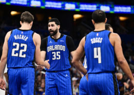 Basketballspieler der Orlando Magic diskutieren