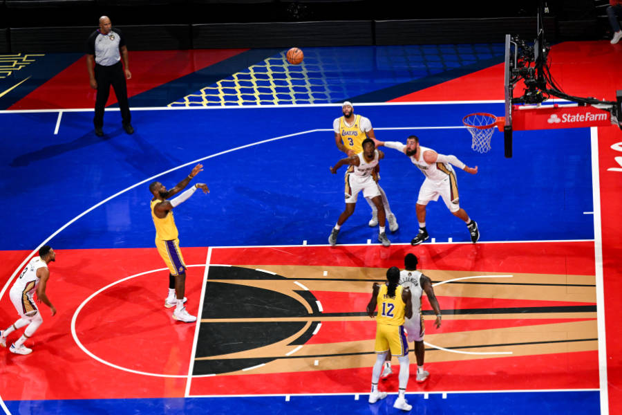 LeBron James von den Los Angeles Lakers führt einen Freiwurf gegen die New Orleans Pelicans aus