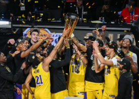 Die Los Angeles Lakers feier mit dem Pokal des NBA In-Season Tournaments