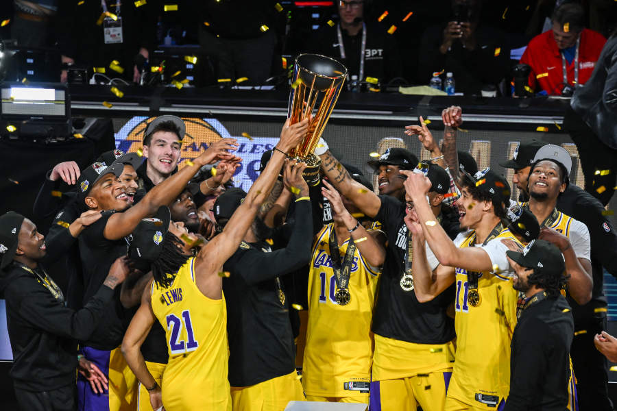 Die Los Angeles Lakers feier mit dem Pokal des NBA In-Season Tournaments