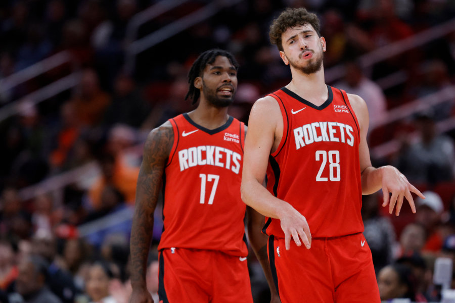 Zwei Basketballspieler im roten Jersey der Houston Rockets