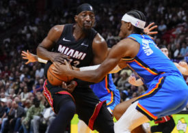 Bam Adebayo von Miami Heat verteidigt den Ball gegen einen Gegenspieler