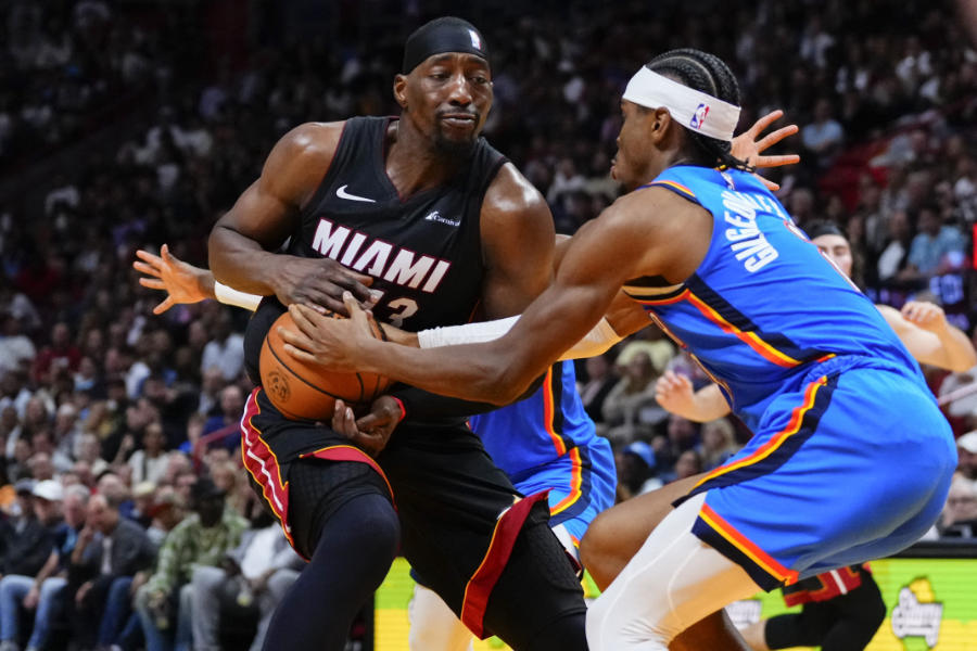 Bam Adebayo von Miami Heat verteidigt den Ball gegen einen Gegenspieler
