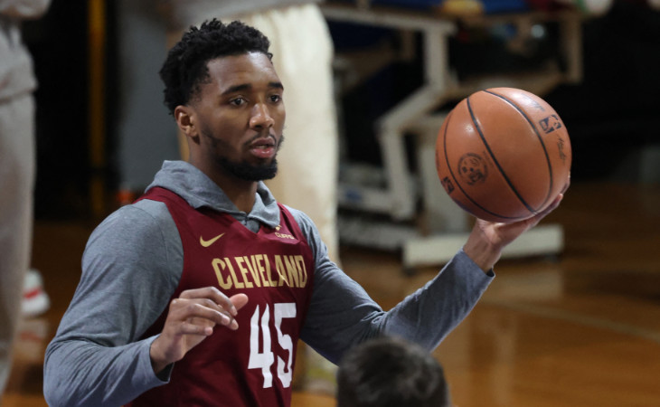 Donovan Mitchell von den Cleveland Cavaliers hält beim Aufwärmtraining einen Basketball in der Hand