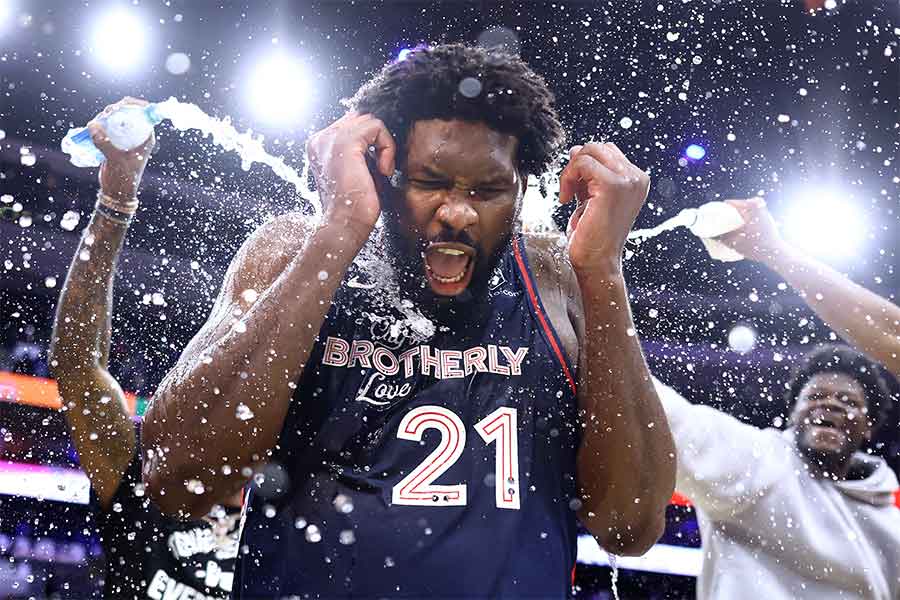 Embiid wird mit Wasser überschüttet