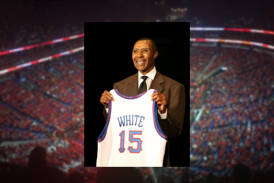 Jo Jo White hält ein Jersey mit seinem Namen hoch