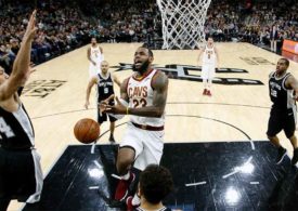 Lebron James springt zum Korb