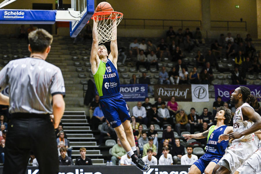 Ein Basketballspieler beim Dunking