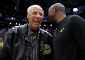 Der Ex-Basketballcoach Lenny Wilkens lachend im Gespräch mit einem anderen Mann