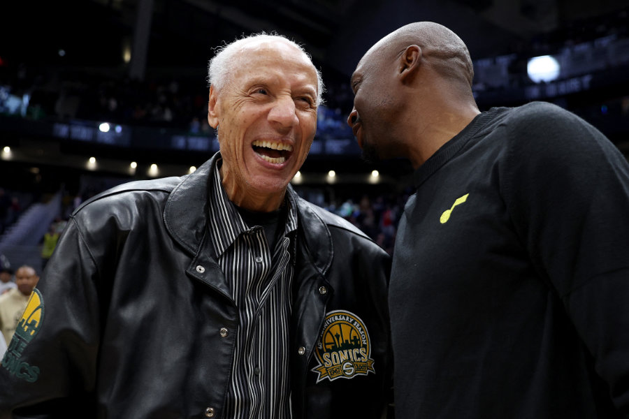 Der Ex-Basketballcoach Lenny Wilkens lachend im Gespräch mit einem anderen Mann