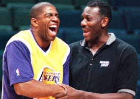 Magic Johnson und Bob McAdoo lachen gemeinsam