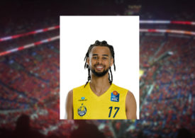 Das Profilbild eines Basketballers vor einer verschwommenen Arena im Hintergrund