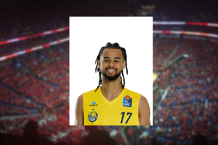 Das Profilbild eines Basketballers vor einer verschwommenen Arena im Hintergrund